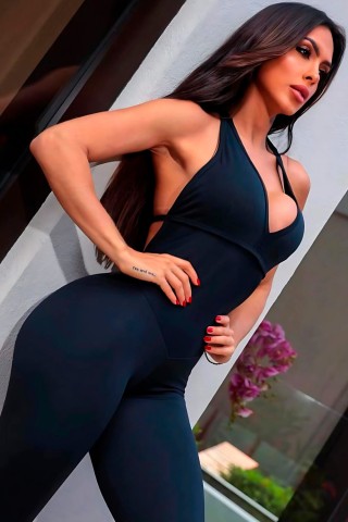 Macacão Maximum Decotado Preto